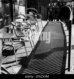 Kingston London, Großbritannien, April 19 2021, Schwarz-Weiß-Bild eines Coffee Shops oder Cafe Outsie Sitzbereichs Stockfoto