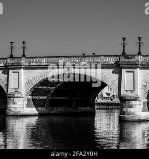 Kingston London, Großbritannien, April 19 2021, Schwarz-Weiß-Bild der Kingston Bridge Überqueren der Themse in London ohne Menschen Stockfoto