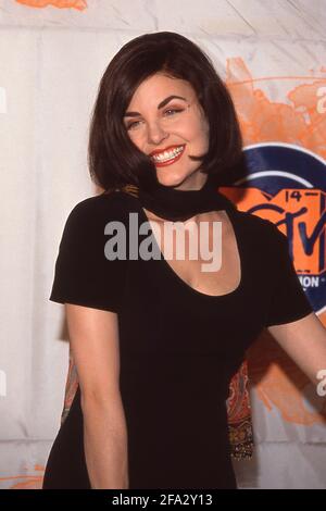 UNIVERSAL CITY, CA - 6. SEPTEMBER: Die Schauspielerin Sherilyn Fenn nimmt am 6. September 1990 an den 7. Jährlichen MTV Video Music Awards im Universal Amphitheatre in Universal City, Kalifornien Teil.Quelle: Ralph Dominguez/MediaPunch Stockfoto