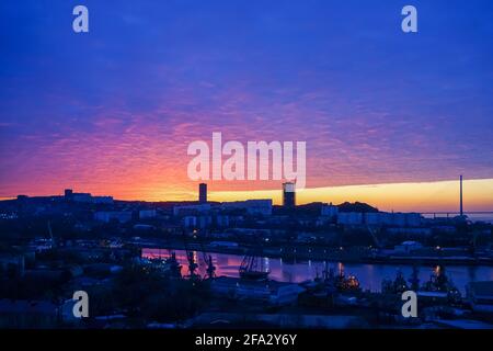 Stadtbild von Wladiwostok mit Blick auf den Sonnenaufgang über der Bucht von Diomede. Stockfoto