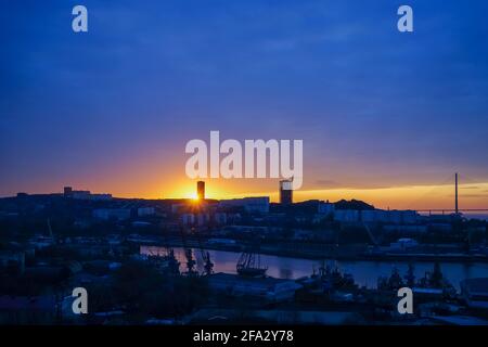 Stadtbild von Wladiwostok mit Blick auf den Sonnenaufgang über der Bucht von Diomede. Stockfoto