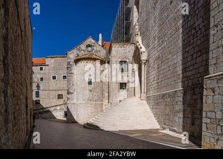 Das Äußere des Gebäudes und ikonische Schritte, die zum Dominikanerkloster in Dubrovnik Kroatien, einer der ersten Sehenswürdigkeiten zu begrüßen Touristen, wenn Stockfoto