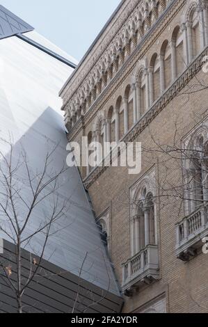 Royal Ontario Museum (Toronto) – Außen, Kontrast zwischen neuen und alten Strukturen Stockfoto