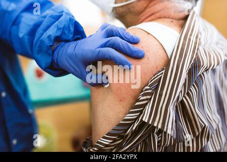 Krankenschwester Hand mit Spritze verabreichen covid19 oder Coronavirus-Impfstoff in der Klinik. Konzept der covid Impfkampagne und Jab-Injektion Stockfoto