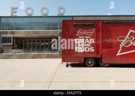 Budweiser Bierzustellwagen vor dem Food Building am Exhibition Place, Toronto, Ontario, Kanada Stockfoto