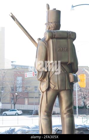 Monument to the war of 1812 von Douglas Coupland (2008) - stehender Soldat, hinten oder hinten Stockfoto