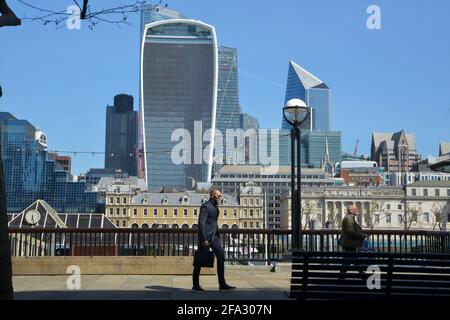 London, Großbritannien. April 2021. Gesamtansicht der City of London vom London Bridge City Pier aus gesehen. (Foto von Thomas Krych/SOPA Images/Sipa USA) Quelle: SIPA USA/Alamy Live News Stockfoto