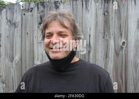 Alter Mann trägt eine Maske Stockfoto