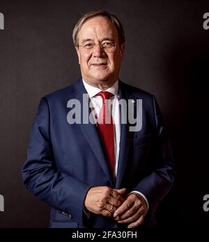 Ministerpräsident des Landes Nordrhein-Westfalen, Armin Laschet, fotografiert in Düsseldorf. Hintergrund schwarz. Stockfoto