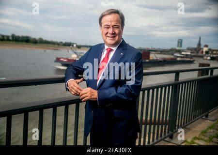 Ministerpräsident des Landes Nordrhein-Westfalen, Armin Laschet, fotografiert am Rhein in Düsseldorf. Stockfoto