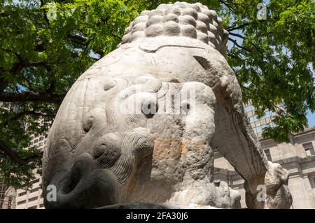 Royal Ontario Museum (Toronto) - chinesischer Schutzlöwe - hinten Ansicht mit Schwanzkopf und Pfote auf Stoffkugel Stockfoto