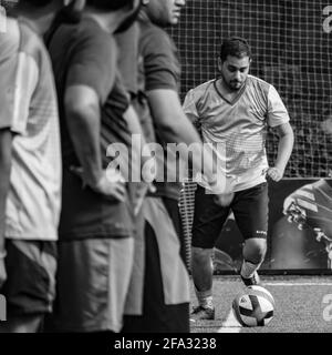 Delhi, Indien - Juli 19 2019: Fußballspieler der lokalen Fußballmannschaft während des Spiels in der regionalen Derby-Meisterschaft auf einem schlechten Fußballplatz. Heißer Moment des Fußes Stockfoto