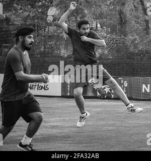 Delhi, Indien - Juli 19 2019: Fußballspieler der lokalen Fußballmannschaft während des Spiels in der regionalen Derby-Meisterschaft auf einem schlechten Fußballplatz. Heißer Moment des Fußes Stockfoto