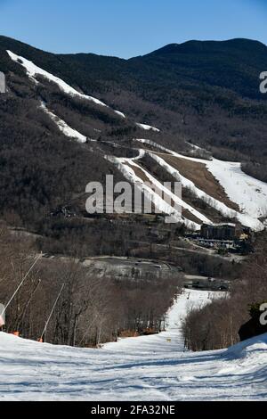 Blick vom Mt. Mansfield Vermont bis Spruce Peak Pisten im Skigebiet Stowe. Lift im späten Frühling geschlossen mit Schnee auf den Bergen und blauem Himmel. Stockfoto