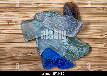 Sammlung von Meeresglas auf einem Bambus-Hintergrund Stockfoto