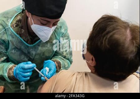 Ein Mitglied der medizinischen Task Force der italienischen Armee verwaltet den Impfstoff Pfizer-BioNTech, Covid19, an einen älteren Bürger in Longobuco. Eine mobile Gesundheitseinheit der italienischen Armee erreichte Longobuco, ein abgelegenes Dorf im Sila-Nationalpark, um das Covid-19-Impfprogramm für behinderte und ältere Menschen über 80 Jahren durchzuführen. Nach dem Anstieg der Covid19-Fälle in der Region begann die medizinische Task Force der italienischen Armee zusammen mit der Provincial Health Authority (ASP) von Cosenza und Freiwilligen von Misericordia, Pfizer/BioNTech-Impfstoff an die gefährdeten Menschen in der Region zu liefern Stockfoto