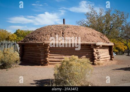 Traditionelles Hogan-Haus mit amerikanischer Ureinwohner Stockfoto