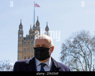 Sir Iain Duncan Smith spricht mit Demonstranten aus den Uiguren Solidaritätsgruppe am 22. April 2021 Stockfoto