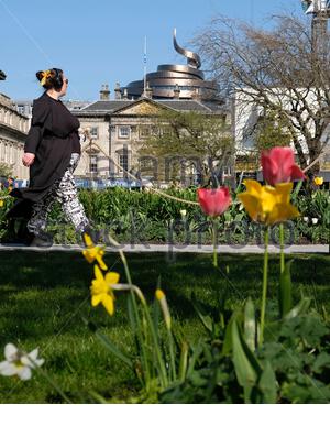 Edinburgh, Schottland, Großbritannien. April 2021. Tulpen und Narzissen im Frühling blühen in der späten Nachmittagssonne im St. Andrew Square Garden. Blick auf das W Hotel im St James Quarter, Neueröffnung im Juni. Kredit: Craig Brown/Alamy Live Nachrichten Stockfoto