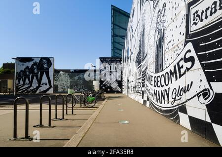 Straßburg, Frankreich - 12. Juli 2020: Außenansicht des Straßburger Museums für moderne und zeitgenössische Kunst, mit den Wänden in schwarz-weiß urban gemalt Stockfoto