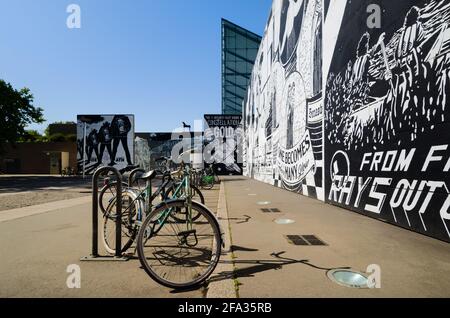 Straßburg, Frankreich - 12. Juli 2020: Außenansicht des Straßburger Museums für moderne und zeitgenössische Kunst, mit den Wänden in schwarz-weiß urban gemalt Stockfoto