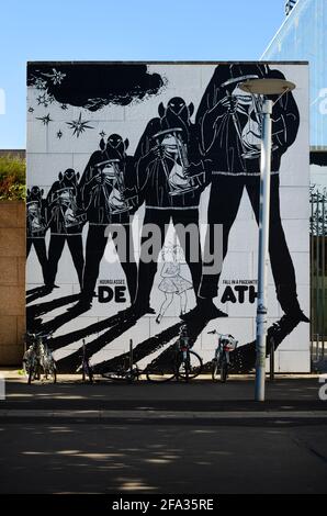 Straßburg, Frankreich - 12. Juli 2020: Außenansicht des Straßburger Museums für moderne und zeitgenössische Kunst, mit den Wänden in schwarz-weiß urban gemalt Stockfoto