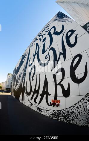 Straßburg, Frankreich - 12. Juli 2020: Außenansicht des Straßburger Museums für moderne und zeitgenössische Kunst, mit den Wänden in schwarz-weiß urban gemalt Stockfoto