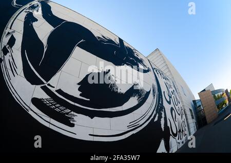 Straßburg, Frankreich - 12. Juli 2020: Außenansicht des Straßburger Museums für moderne und zeitgenössische Kunst, mit den Wänden in schwarz-weiß urban gemalt Stockfoto