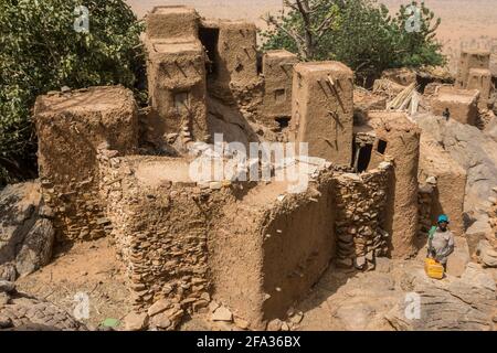 Tellem Häuser in den Klippen oberhalb von Youga Piri, Pays Dogon, Mali Stockfoto