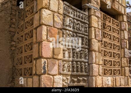 Ein traditionelles Dogon-Haus mit einer fein geschnitzten Tür, Mali Stockfoto