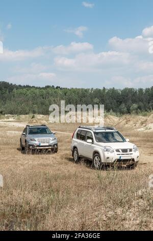 Zwei suv Autos Auto Sand Wald auf dem Hintergrund. Sommer sonnigen Tag Stockfoto