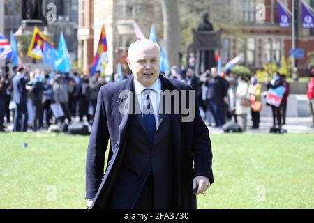 London, England, Großbritannien. April 2021. Der ehemalige Vorsitzende der konservativen Partei, SirÂ Iain Duncan Smith, und zwei weitere Abgeordnete nehmen am Parliament Square an einem Protest gegen Chinas Behandlung der uigurischen Muslime inÂ Xinjiang Teil, bevor es im Unterhaus zu einer Debatte über das Thema kommt. Kredit: Tayfun Salci/ZUMA Wire/Alamy Live Nachrichten Stockfoto