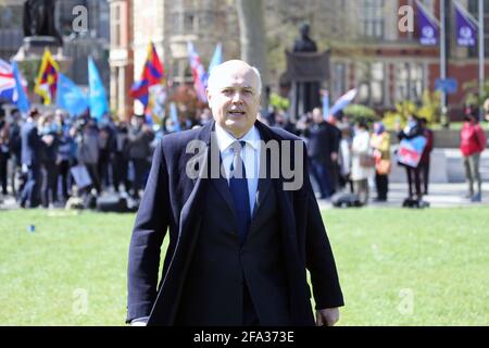 London, England, Großbritannien. April 2021. Der ehemalige Vorsitzende der konservativen Partei, SirÂ Iain Duncan Smith, und zwei weitere Abgeordnete nehmen am Parliament Square an einem Protest gegen Chinas Behandlung der uigurischen Muslime inÂ Xinjiang Teil, bevor es im Unterhaus zu einer Debatte über das Thema kommt. Kredit: Tayfun Salci/ZUMA Wire/Alamy Live Nachrichten Stockfoto