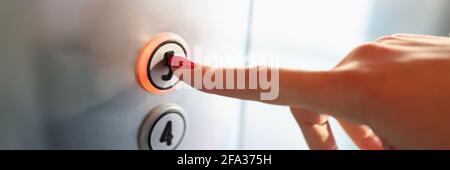 Womans Hand drücken Taste des Aufzugs zum fünften Stock Nahaufnahme Stockfoto