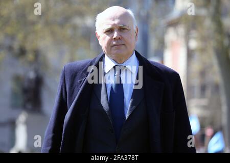 London, England, Großbritannien. April 2021. Der ehemalige Vorsitzende der konservativen Partei, SirÂ Iain Duncan Smith, und zwei weitere Abgeordnete nehmen am Parliament Square an einem Protest gegen Chinas Behandlung der uigurischen Muslime inÂ Xinjiang Teil, bevor es im Unterhaus zu einer Debatte über das Thema kommt. Kredit: Tayfun Salci/ZUMA Wire/Alamy Live Nachrichten Stockfoto