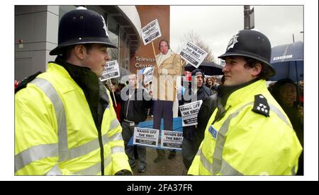 Mitarbeiter der BBC White City) inszenierte eine Walkout-Demo. Um 12 Uhr heute zur gleichen Zeit wie Mitarbeiter der BBC-Zentren im ganzen Land.Bild David Sandison 5/2/2004 Stockfoto