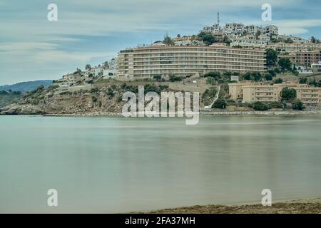 Strand der Stadt Peñíscola in Castellón (Bundesland Valencia). Charmante Stadt in Spanien Stockfoto