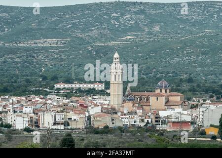 Allgemeine Luftaufnahme von Alcala de Chivert, einer Gemeinde in der Provinz Castellón, in der Valencianischen Gemeinschaft, Spanien Stockfoto