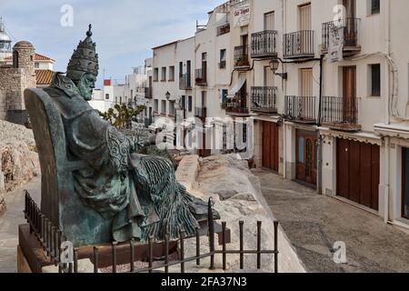 Statue von Pedro Martinez de Luna, genannt Papa Luna und bekannt als Papst Benedikt XIII. In Peñiscola, Castellon, Spanien, Europa Stockfoto