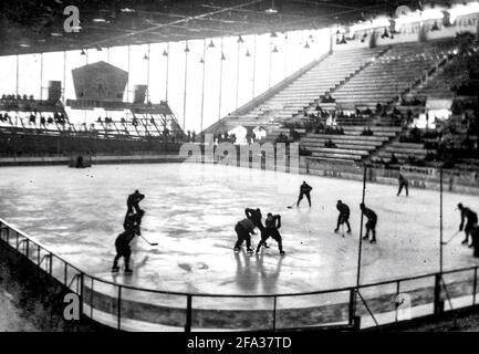 Action von Gruppe B spielt beim Eishockey-WM-Spiel 1961 zwischen Großbritannien und Polen auf der Vernets-Eisbahn in Genf, Schweiz. Stockfoto