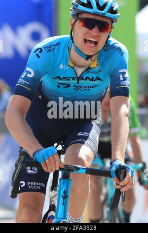 Pieve di Bono, Italien. 22. April 2021; Radtour des Alpes Etappe 4, Naturns/Naturns nach Pieve di Bono, Italien am 22.; links Aleksandr Vlasov Astana - Premier Tech wird 2. Credit: Action Plus Sports Images/Alamy Live News Stockfoto