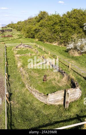 Überreste der Kennet-Barge Harriet, eines von vielen Schiffen, die absichtlich am Ufer des Flusses Severn in den Purton-Hulks, Gloucestershire, befahren wurden. Stockfoto