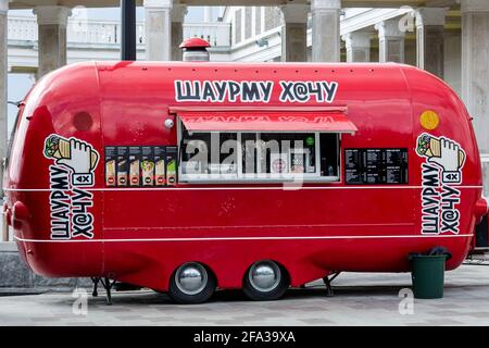 Moskau, Russland - April 22 2021: Döner Kebab Food Truck im öffentlichen Park. Stockfoto