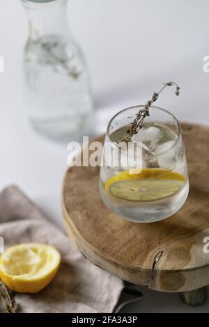 Frisches, infundiert entgiftetes Wasser mit Zitronen und Thymiangewicht trinken Verlustrezept Stockfoto