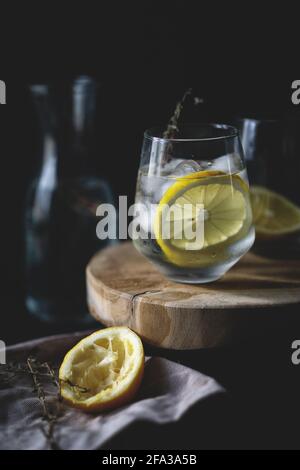 Frisches, infundiert entgiftetes Wasser mit Zitronen und Thymiangewicht trinken Verlustrezept Stockfoto