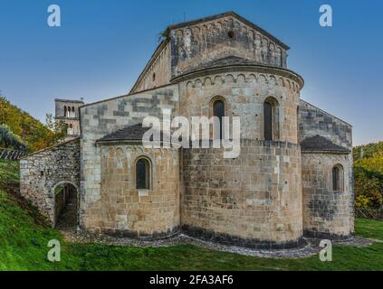 Abtei von San Liberatore in Maiella. Außenansicht der drei Apsiden mit seitlichem Portikus und Fenstern. Serramonacesca, Provinz Pescara, Abruzzen, Italien Stockfoto