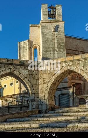 Glockenturm und Seiteneingang von San Francesco della Scarpa in Sulmona. Im Vordergrund das mittelalterliche Aquädukt. Sulmona, Abruzzen Stockfoto