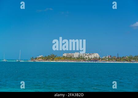 Nordiger Strand auf der farbenfrohen Insel Isla Mujeres in der Nähe von Cancun in Mexiko, Blick von der Fähre zur Insel Stockfoto