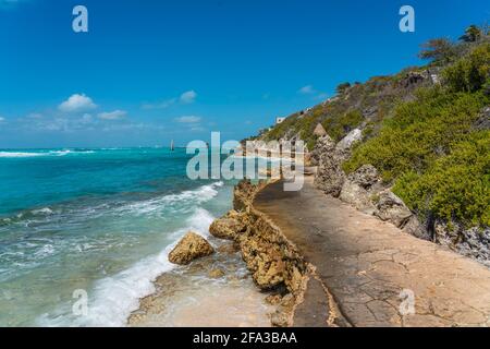 Isla Mujeres South Point Punta Sur Cancun Mexiko-Insel türkisfarbenes Wasser und felsige Küste, Hintergrund blauer Himmel Stockfoto