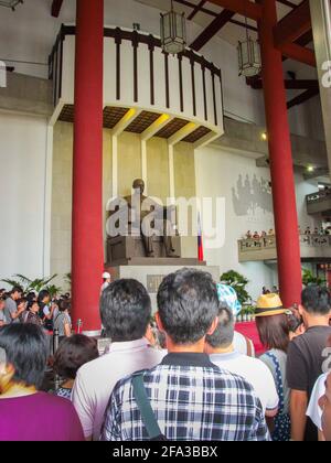 Menschen, die die Wache beobachten, wechseln vor der Statue in der Dr. Sun Yat-sen Memorial Hall. In Taipei, Taiwan. Stockfoto